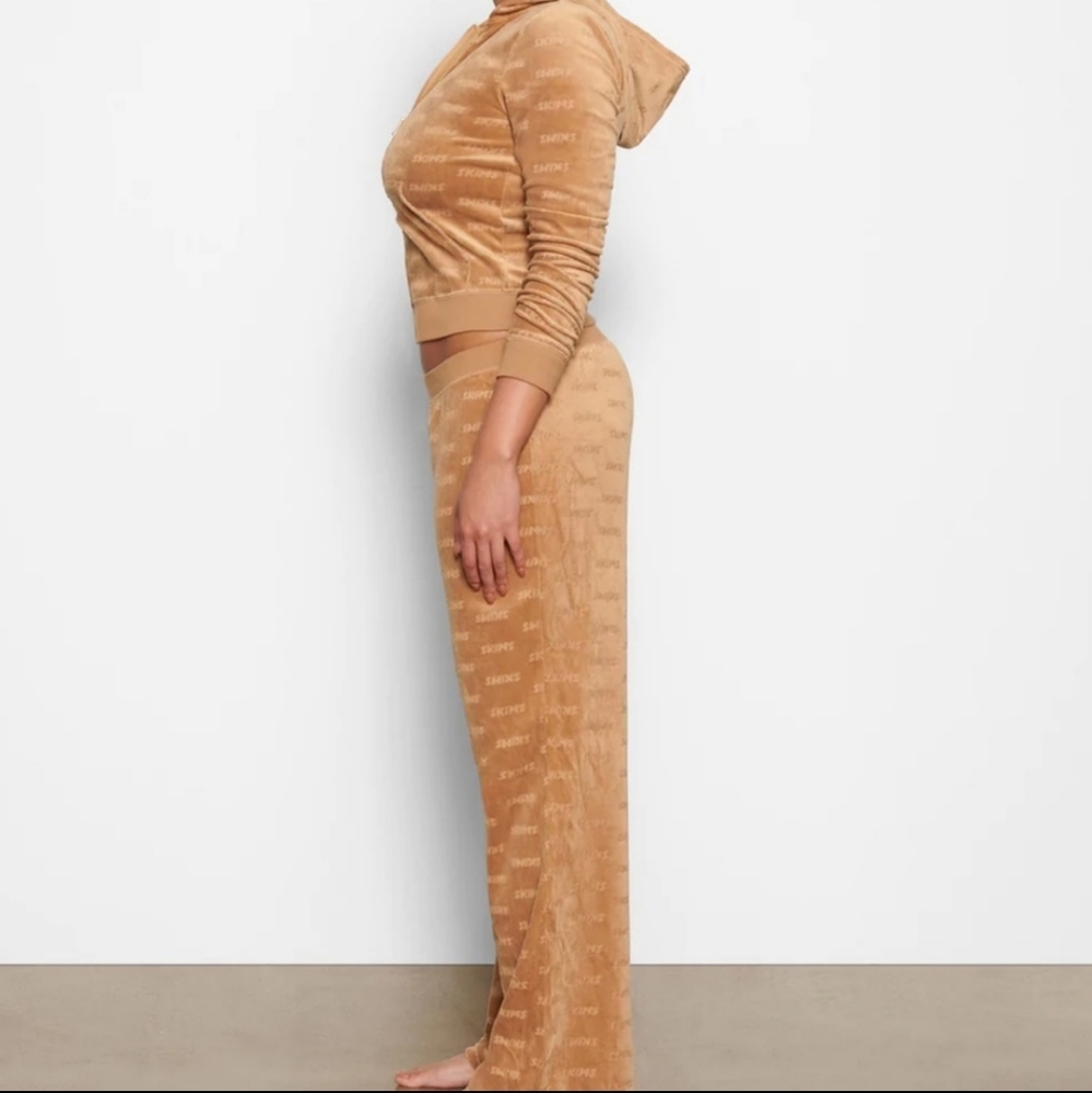 SKIMS Camel Velour Logo Set - Picture 2 of 6